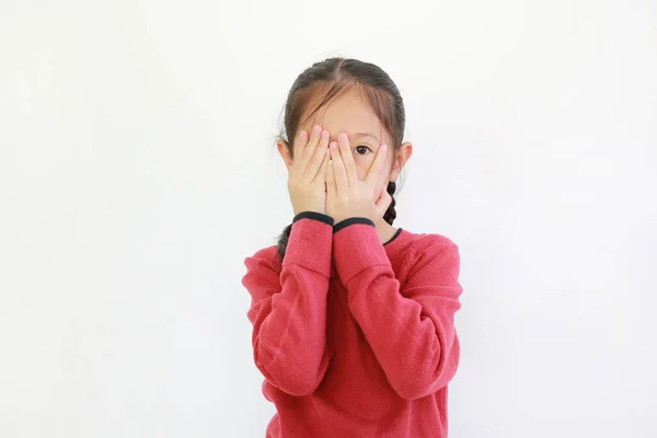 Retrato Menina Asiática Cobrindo Olhos Enquanto Observando Através Lacuna Dedos — Fotografia de Stock