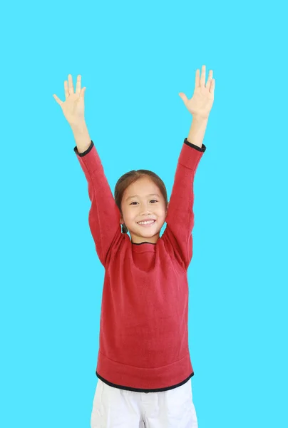 Wesoła Azjatycka Dziewczynka Czerwonej Koszuli Długim Rękawem Trzymająca Ręce Górze — Zdjęcie stockowe