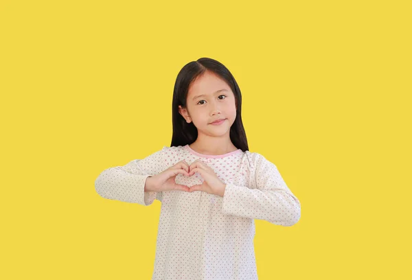 Όμορφο Ασιατικό Μικρό Κορίτσι Χειρονομία Δάχτυλο Καρδιά Σύμβολο Απομονώνονται Κίτρινο — Φωτογραφία Αρχείου