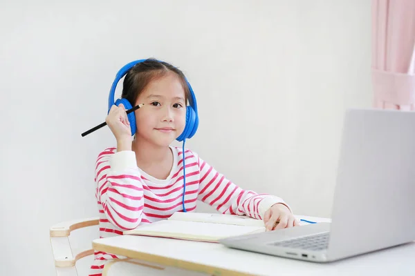Азиатская Маленькая Девочка Наушниках Карандашом Смотрит Изучение Камеры Онлайн Учебный Лицензионные Стоковые Фото
