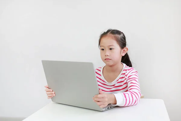 책상에 앉아서 집에서 노트북을 사용하는 아시아 — 스톡 사진