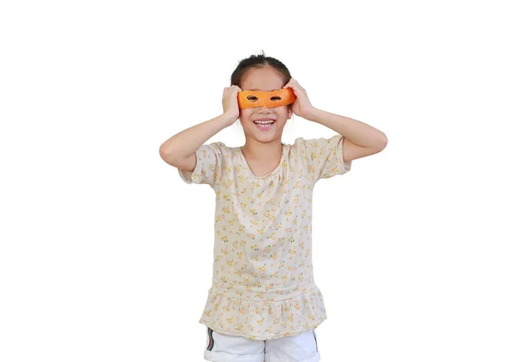 Urocze Azjatyckie Małe Dziecko Grać Nosząc Okulary Wykonane Pomarańczowej Skórki — Zdjęcie stockowe