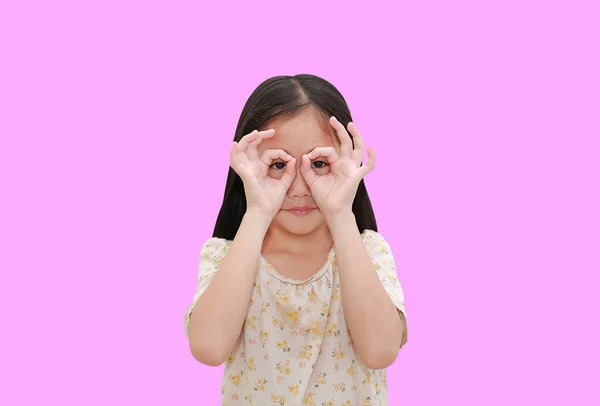Asiatiskt Litet Barn Tittar Igenom Imaginära Kikare Rosa Isolerad Bakgrund — Stockfoto