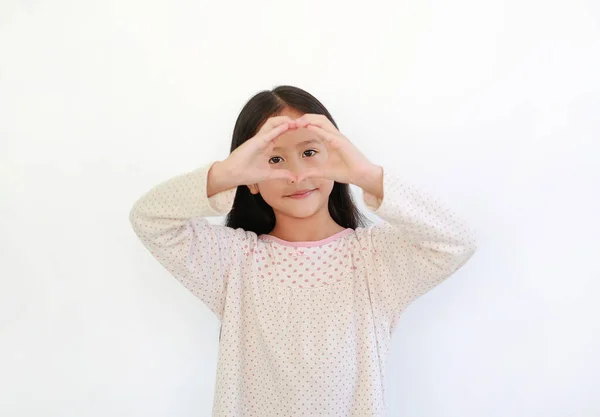 Азиатская Девочка Делает Пальцы Сердца Знак Глазах Изолированы Белом Фоне — стоковое фото