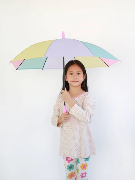 Όμορφο Ασιατικό Κοριτσάκι Πολύχρωμη Ομπρέλα Λευκό Απομονωμένο Φόντο Παιδί Κρατά — Φωτογραφία Αρχείου