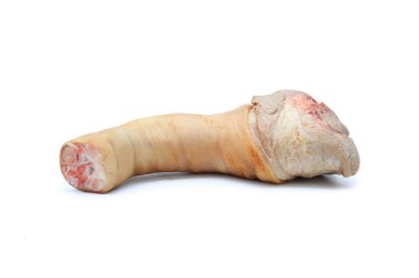 Beyaz arka planda izole edilmiş çiğ domuz budu.