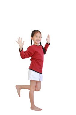 Özgürlük hareketi Asyalı küçük kız beyaz arka planda kırpma yolu ile izole edilmiş