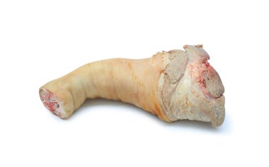 Beyaz arka planda izole edilmiş çiğ domuz budu.