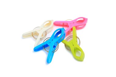 Beyaz arkaplanda izole edilmiş renkli plastik mandal