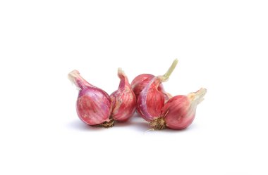 Beyaz arkaplanda soğan ampulü izole edildi