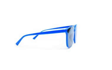 Beyaz arkaplanda izole edilmiş mavi güneş gözlüğü - yan görünüm