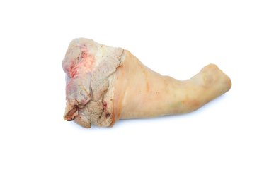 Beyaz arka planda izole edilmiş çiğ domuz budu.