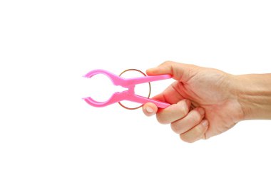 Beyaz arkaplanda el ele tutuşan mandal - kırpma yolu