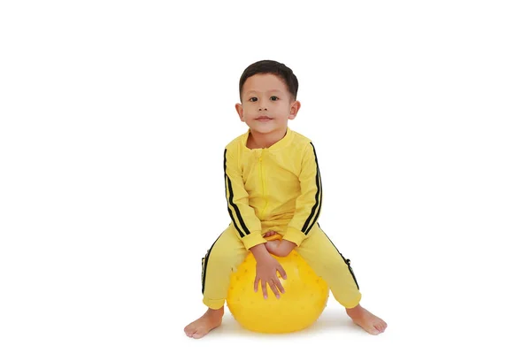 Asiático Menino Pequeno Brincando Passeio Sentado Rodada Silicone Inflável Bola — Fotografia de Stock