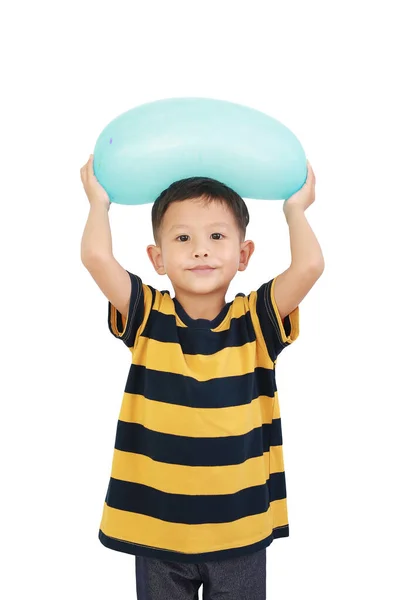 Portrét Malého Asijského Chlapečka Zvednout Azurový Balón Hlavě Izolované Bílém — Stock fotografie