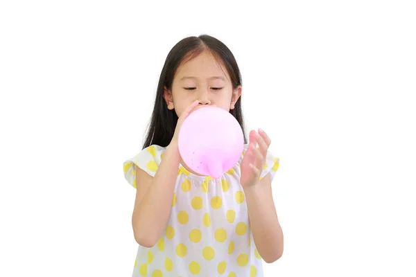 亚洲小女孩吹粉色气球被白色背景隔离 — 图库照片