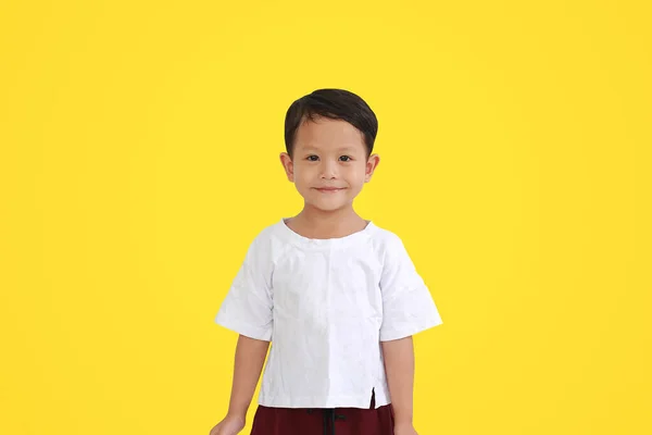 Retrato Feliz Rosto Sorridente Asiático Menino Pequeno Isolado Fundo Amarelo — Fotografia de Stock