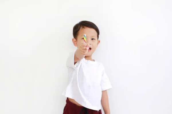 Niño Asiático Mostrando Caramelos Piruleta Sobre Fondo Blanco Céntrate Colorida —  Fotos de Stock