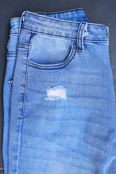 Mavi Kot Pantolon Arka Planında Yakın Plan Yırtılma Ayrıntılı Denim — Stok fotoğraf