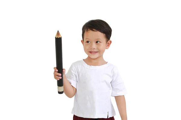 Azjatycki Chłopiec Trzymający Duży Ołówek Spoglądający Górę Odizolowany Białym Tle — Zdjęcie stockowe