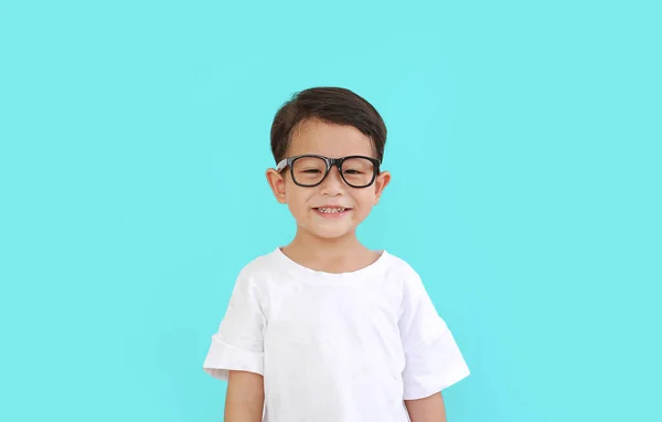 带着眼镜 带着青色背景的亚洲小男孩的画像 — 图库照片