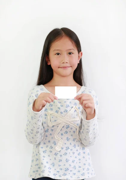 Porträtt Asiatiska Lilla Barn Flicka Håller Vitt Kort Isolerad Vit — Stockfoto