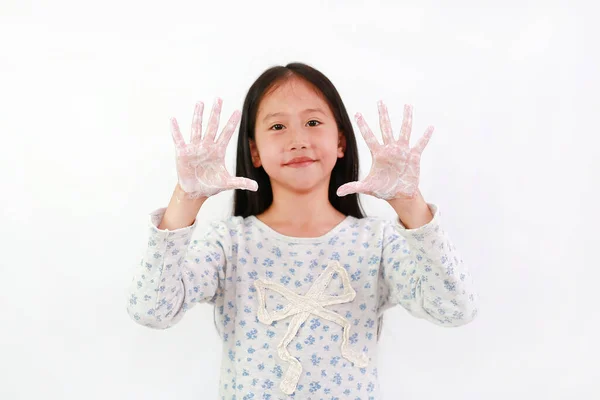 Азиатская Девочка Моет Руки Водой Мылом Белом Фоне Парень Показывает — стоковое фото