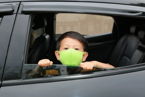 Azjatycki Chłopiec Higienicznej Masce Twarzy Wybija Głowę Przez Okno Samochodu — Zdjęcie stockowe