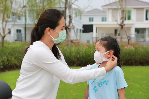 Ázsiai Anya Védőmaszkot Visel Lánya Számára Kertben Koronavírus Influenza Kitörése — Stock Fotó