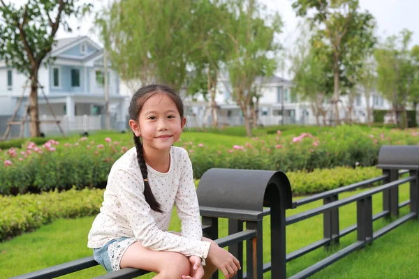 Όμορφο Ασιατικό Κοριτσάκι Κάθεται Στον Κήπο Φράχτη Στο Δημόσιο Πάρκο — Φωτογραφία Αρχείου