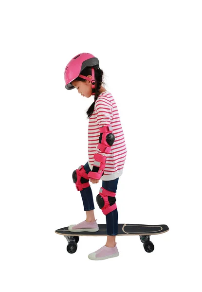 Ασιατική Μικρό Κορίτσι Πατινάζ Ένα Skateboard Απομονώνονται Λευκό Φόντο Παιδί — Φωτογραφία Αρχείου
