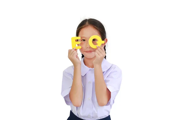 Ασιατικό Μικρό Κοριτσάκι Σχολική Στολή Που Κρατά Αλφάβητο Συναισθηματικό Πηλίκο — Φωτογραφία Αρχείου