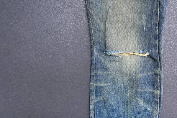 Gescheurde Blauwe Jean Grijze Tegelvloer Achtergrond Close Met Kopieerruimte — Stockfoto