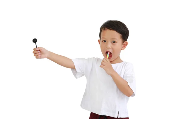 Asijské Malý Chlapec Držet Jíst Lízátko Sladkosti Izolované Bílém Pozadí — Stock fotografie