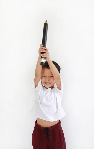 Улыбающийся Азиатский Мальчик Держит Поднимает Большой Карандаш Над Головой Белом — стоковое фото