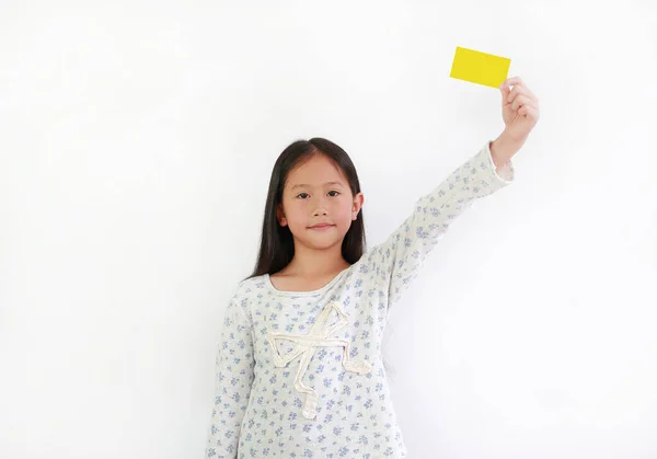 Asiatisches Kleines Mädchen Mit Gelber Karte Vor Weißem Hintergrund — Stockfoto