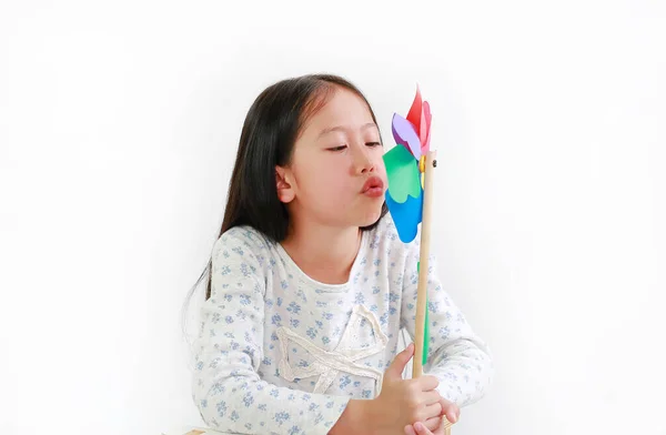 Asiatique Petite Fille Enfant Soufflant Roue Épingle Colorée Sur Fond — Photo