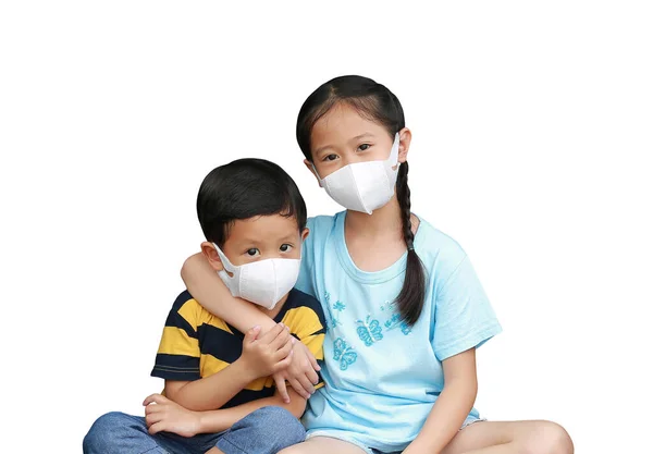 アジアの男の子と女の子の子供は一緒に衛生面マスクを着用し 白い背景に隔離されたカメラを探します クリッピングパスのイメージ — ストック写真