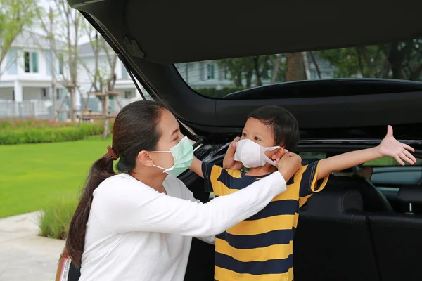 Asian Mother Wearing Protective Face Mask Baby Boy Traveling Coronavirus — Stockfoto