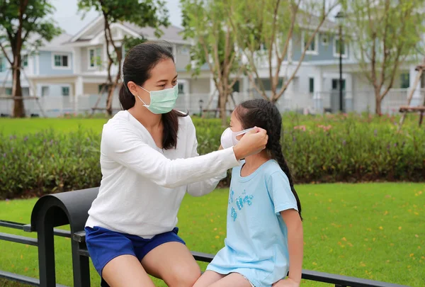 Ázsiai Anya Védőmaszkot Visel Lánya Számára Kertben Koronavírus Influenza Kitörése — Stock Fotó