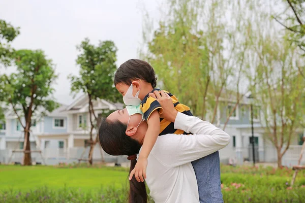 Ibu Asia Membawa Anaknya Dengan Mengenakan Masker Wajah Pelindung Dan — Stok Foto