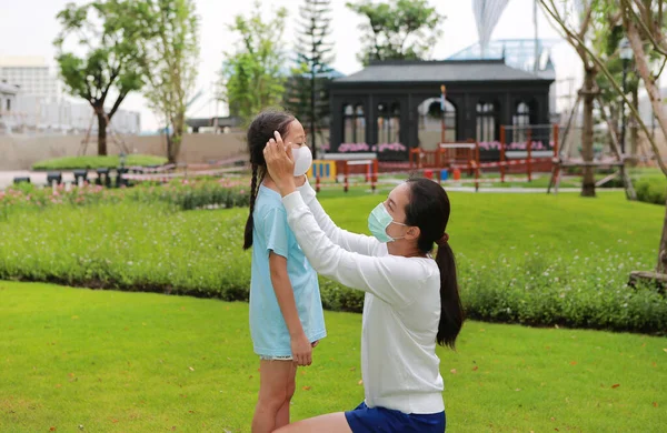 Mamá Asiática Con Máscaras Faciales Protección Para Niña Jardín Público —  Fotos de Stock