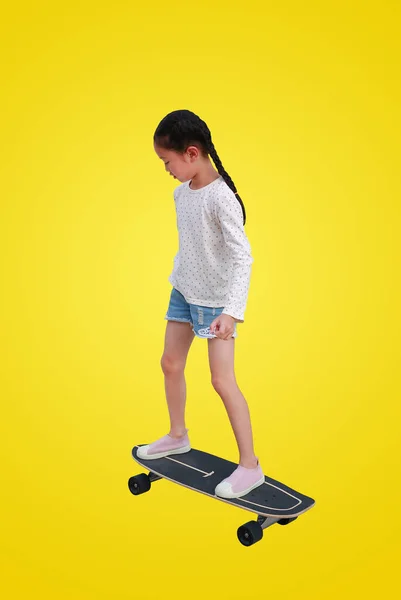 Petite Fille Asiatique Patinant Sur Skateboard Isolé Sur Fond Jaune — Photo