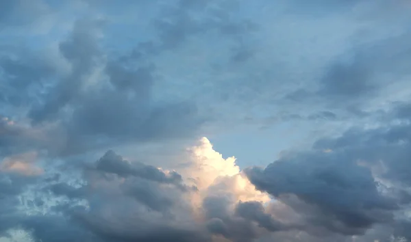 Schöner Blauer Himmel Mit Weißem Flauschigem Wolkenhintergrund — Stockfoto