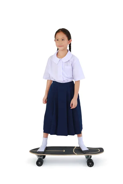 Asijské Holčička Dítě Thajské Školní Uniformě Stojící Skateboardu Izolované Bílém — Stock fotografie