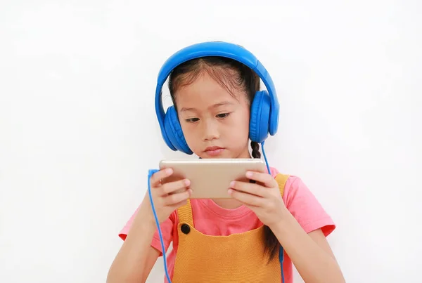 Detailní Záběr Asijské Holčička Nosí Sluchátka Zajímavé Hry Smartphone Izolované — Stock fotografie
