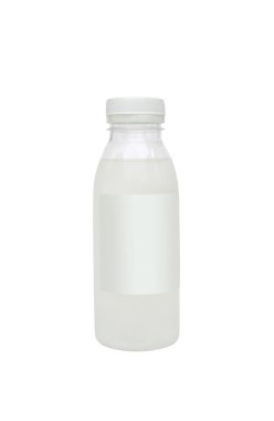 Beyaz arka planda su ve boş etiketli plastik şişe. Clipping yolu ile resim