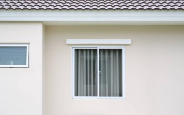 Yeni bir evin penceresi.