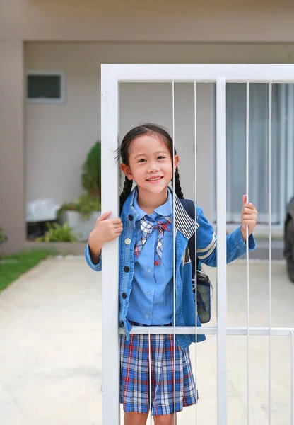 在早晨上学前 把身穿幼儿园制服的亚洲小女孩关在屋外的篱笆边 — 图库照片