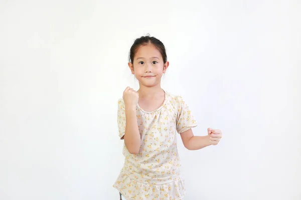 笑顔アジアの女の子子供ショー式手何かを保持テーマなしで白い背景に隔離 — ストック写真